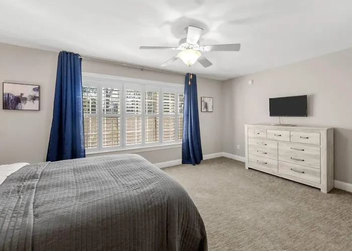 Serene Smart Home, Big Backyard, Family And Friends